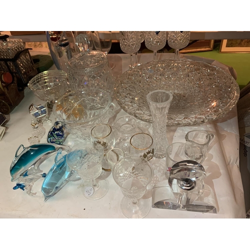 258 - A LARGE NUMBER OF GLASS ITEMS TO INCLUDE EDINBURGH CRYSTAL WINE GLASSES, A LARGE DECORATIVE BOWL AND... 