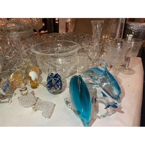 258 - A LARGE NUMBER OF GLASS ITEMS TO INCLUDE EDINBURGH CRYSTAL WINE GLASSES, A LARGE DECORATIVE BOWL AND... 