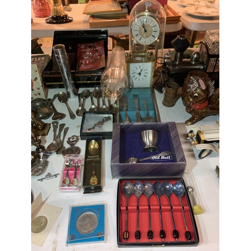 259 - AN ASSORTMENT OF DECORATIVE SPOONS AND BRASSWARE, TOY CARS AND SMALL LEATHER COIN PURSES ETC