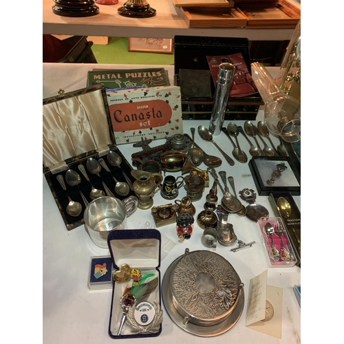 259 - AN ASSORTMENT OF DECORATIVE SPOONS AND BRASSWARE, TOY CARS AND SMALL LEATHER COIN PURSES ETC