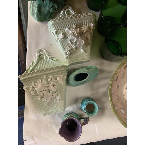 260 - A COLLECTION OF GREEN GLASS AND CERAMICWARE TO INCLUDE SIX DRINKING TUMBLERS, TWO VASES AND TWO FLOR... 