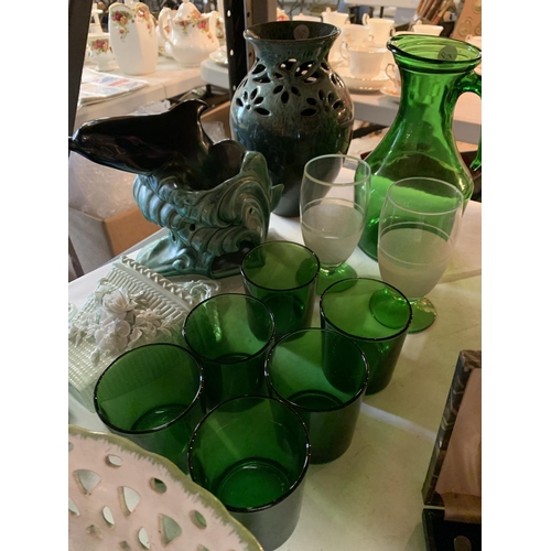 260 - A COLLECTION OF GREEN GLASS AND CERAMICWARE TO INCLUDE SIX DRINKING TUMBLERS, TWO VASES AND TWO FLOR... 