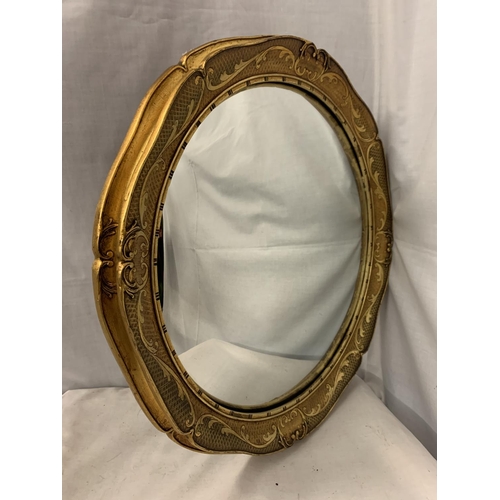 264 - A GILT FRAMED CIRCULAR MIRROR