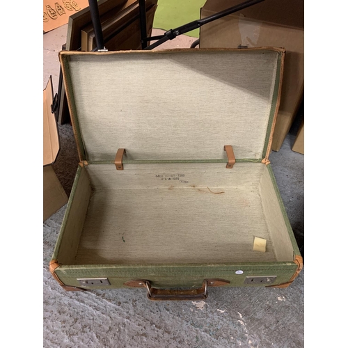 268 - A VINTAGE GREEN CASE WITH A TAN LEATHER HANDLE, EDGE BINDING AND INNER STRAPS