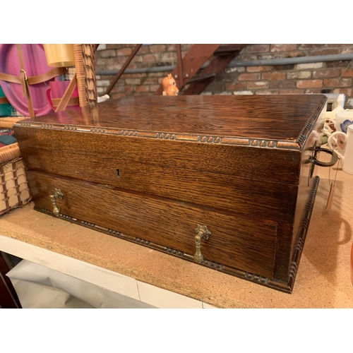 273 - A LARGE OAK CUTLERY DISPLAY BOX WITH BRASS INLAY AND A BLUE FELT INTERIOR