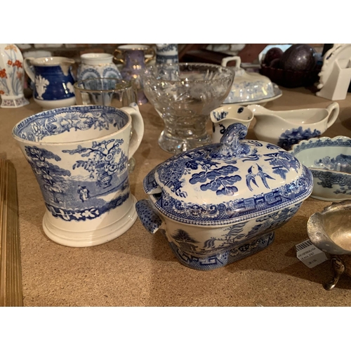 276 - A MIXED SELECTION OF CERAMICS TO INCLUDE BLUE AND WHITE WEAR, GRAVY BOATS, DECORATIVE GLASS BOWL ETC