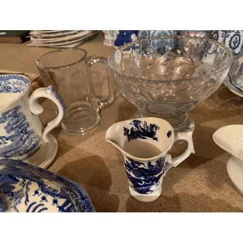 276 - A MIXED SELECTION OF CERAMICS TO INCLUDE BLUE AND WHITE WEAR, GRAVY BOATS, DECORATIVE GLASS BOWL ETC