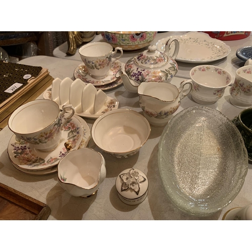 286 - A COLLECTION OF CERAMIC  ITEMS TO INCLUDE A FLOWER DESIGN TEA SET COMPRISING OF A TEAPOT, CUPS, SIDE... 