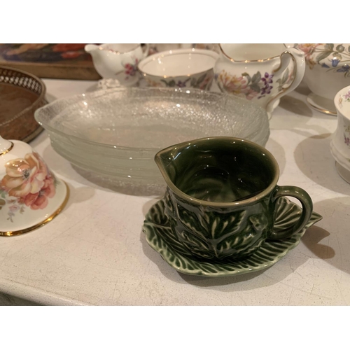 286 - A COLLECTION OF CERAMIC  ITEMS TO INCLUDE A FLOWER DESIGN TEA SET COMPRISING OF A TEAPOT, CUPS, SIDE... 