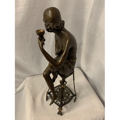 28A - A LARGE BRONZE SCULPTURE OF A DECO STYLE SEATED LADY DRINKING COCKTAILS H:55CM