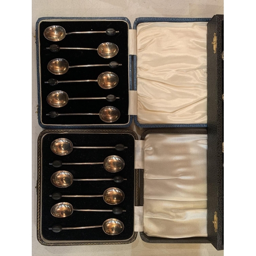 291 - A COLLECTION OF BOXED HALLMARKED SILVER SPOONS IN PRESENTATION BOXES COMPRISING OF DESERT SPOONS AND... 