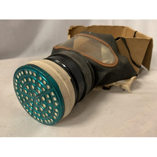 353A - A GAS MASK WITH BOX