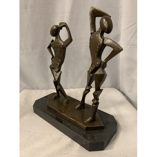 41A - A BRONZE SCULPTURE OF TWO SALVADOR DALI FIGURES ON A MARBLE BASE H:35CM