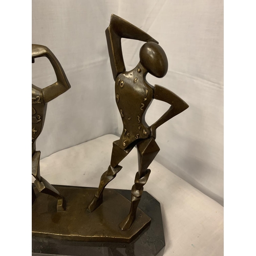 41A - A BRONZE SCULPTURE OF TWO SALVADOR DALI FIGURES ON A MARBLE BASE H:35CM