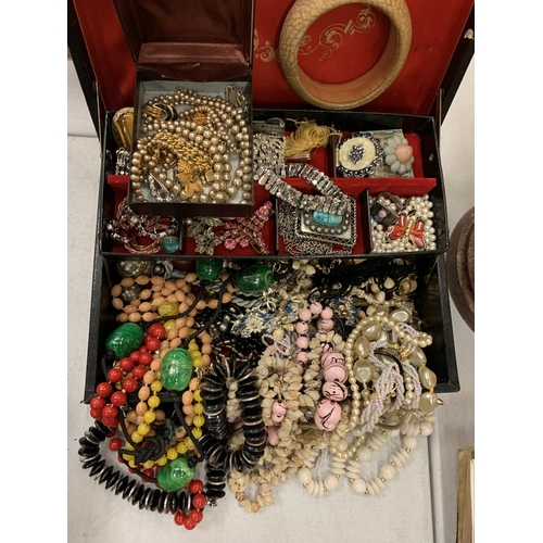 236 - A JEWELLERY BOX AND LARGE QUANITY OF MIXED COSTUME JEWELLERY