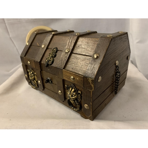 238 - A WOODEN TREASURE CHEST STYLE JEWELLERY BOX WITH CONTENTS TO INCLUDE COSTUME JEWELLERY AND TWO MIRRO... 