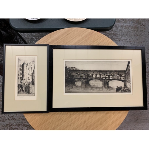 299a - A FRAMED BLACK AND WHITE PRINT OF ADVOCATES CLOSE EDINBURGH PENCIL SIGNED BY RW STEWART AND A FURTHE... 