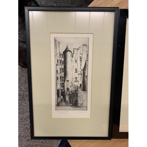 299a - A FRAMED BLACK AND WHITE PRINT OF ADVOCATES CLOSE EDINBURGH PENCIL SIGNED BY RW STEWART AND A FURTHE... 