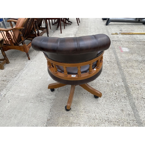 2461 - A REPRODUCTION BUTTON-BACK SWIVEL OFFICE CHAIR BY LANCASHIRE REPRODUCTION