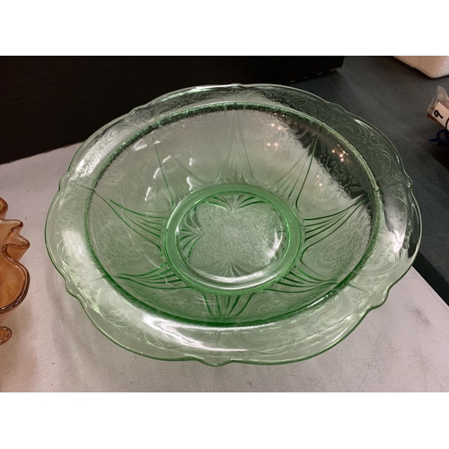 220 - A MIXED COLLECTION TO INCLUDE A CARNIVAL GLASS BOWL, FURTHER FLOWER DESIGN GLASS BOWL, TRINKET DISH ... 