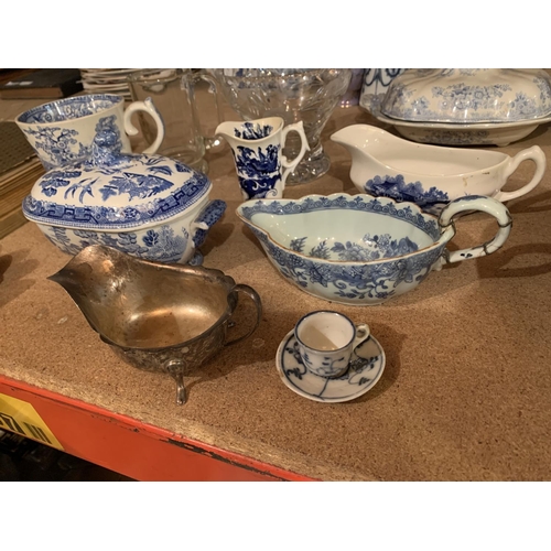 276 - A MIXED SELECTION OF CERAMICS TO INCLUDE BLUE AND WHITE WEAR, GRAVY BOATS, DECORATIVE GLASS BOWL ETC