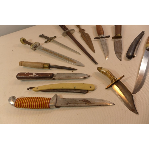 367 - TWELVE ASSORTED KNIVES TO INCLUDE A BOWIE EXAMPLE, BLADE LENGTHSVARY FROM 7CM -19CM