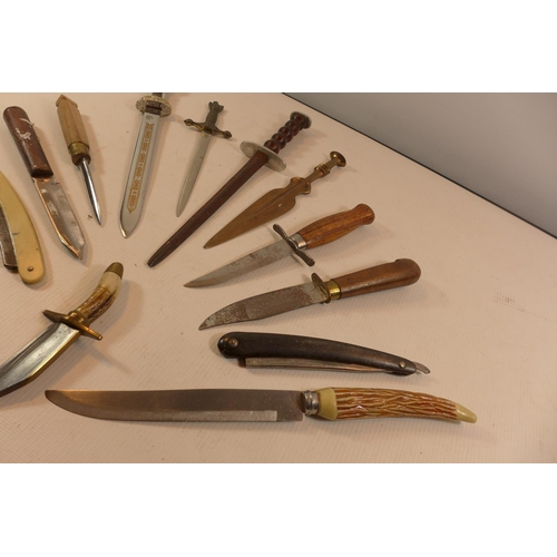 367 - TWELVE ASSORTED KNIVES TO INCLUDE A BOWIE EXAMPLE, BLADE LENGTHSVARY FROM 7CM -19CM