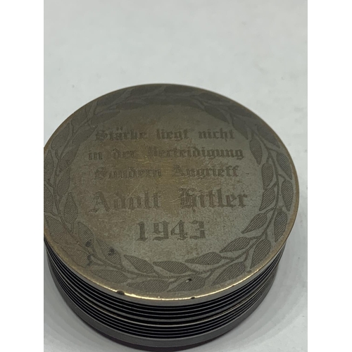 560 - A GERMAN STYLE SNUFF BOX WITH INSCRIPTION