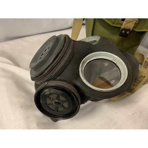 595A - A WW2 1944 DATED GAS MASK IN CASE