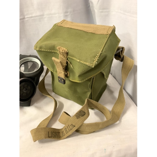 595A - A WW2 1944 DATED GAS MASK IN CASE