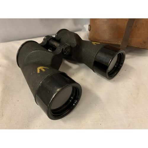 599A - A PAIR OF WW2 7X50 'BAUSCH+LOMB' BINOCULARS IN A LEATHER CASE 1941 DATED