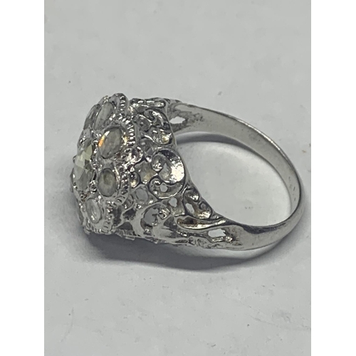 604 - AN 18 CARAT WHITE GOLD DIAMOND CLUSTER RING WITH A CENTRE AND EIGHT SURROUNDING DIAMONDS GROSS WEIGH... 