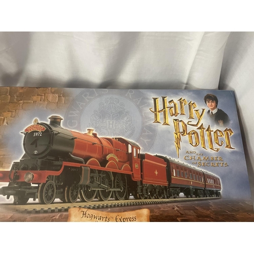 302 - A BOXED HORNBY HARRY POTTER HOGWARTS EXPRESS 00 GAUGE TRAIN SET (R1033) - AS NEW AND UNUSED WITH ITE... 