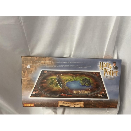 302 - A BOXED HORNBY HARRY POTTER HOGWARTS EXPRESS 00 GAUGE TRAIN SET (R1033) - AS NEW AND UNUSED WITH ITE... 