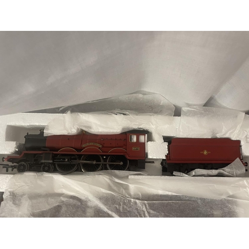 302 - A BOXED HORNBY HARRY POTTER HOGWARTS EXPRESS 00 GAUGE TRAIN SET (R1033) - AS NEW AND UNUSED WITH ITE... 