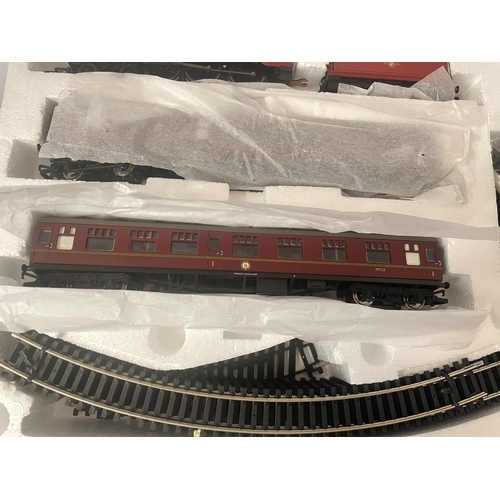 302 - A BOXED HORNBY HARRY POTTER HOGWARTS EXPRESS 00 GAUGE TRAIN SET (R1033) - AS NEW AND UNUSED WITH ITE... 