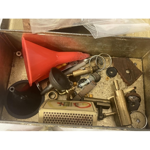 305 - A MAMOD STATIONARY STEAM ENGINE (REQUIRES REBUILDING) AND A VINTAGE TIN CONTAINING VARIOUS PARTS AND... 