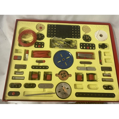 307 - A VINTAGE MECANNO ELEKTRIKIT SET IN  ORIGINAL BOX (AGE DAMAGED) - THE SET APPEARS TO BE 90% COMPLETE