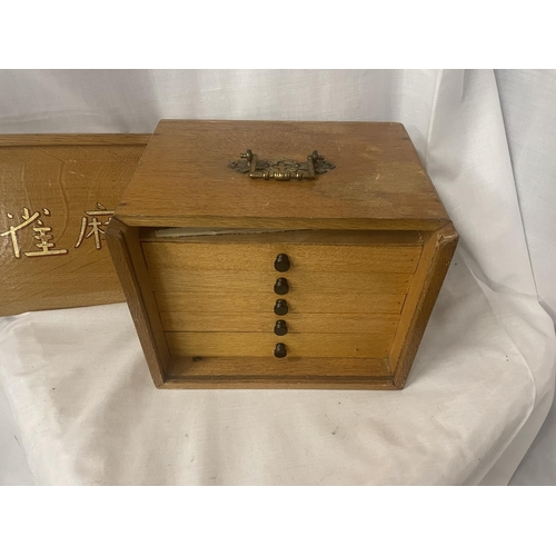 308 - A VINTAGE MAHJONG SET IN AN OAK CASE WITH SLIDE DOOR AND FIVE FITTED DRAWERS - COMPLETE WITH 144 TIL... 