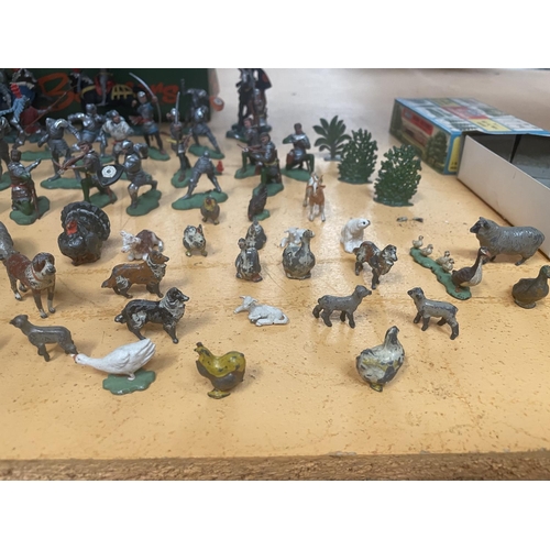 311 - A LARGE QUANTITY OF SWOPPET BY BRITAINS PLASTIC 15TH CENTURY KNIGHT FIGURES AND A LARGE QUANTITY OF ... 