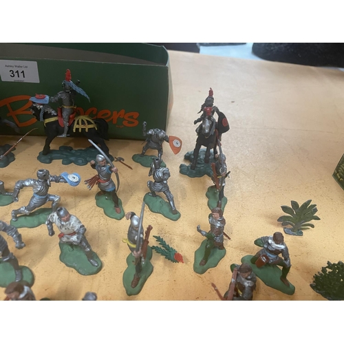 311 - A LARGE QUANTITY OF SWOPPET BY BRITAINS PLASTIC 15TH CENTURY KNIGHT FIGURES AND A LARGE QUANTITY OF ... 