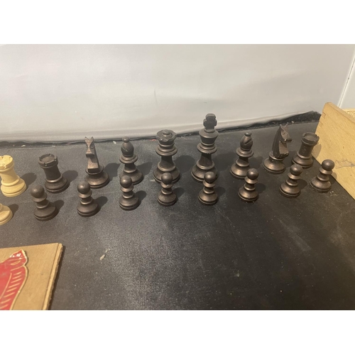 319 - A COMPLETE STAUNTON BOXWOOD CHESS SET