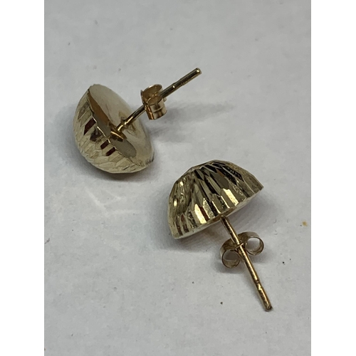 561 - A PAIR OF 9 CARAT GOLD STUD EARRINGS WITH PRESENTATION BOX