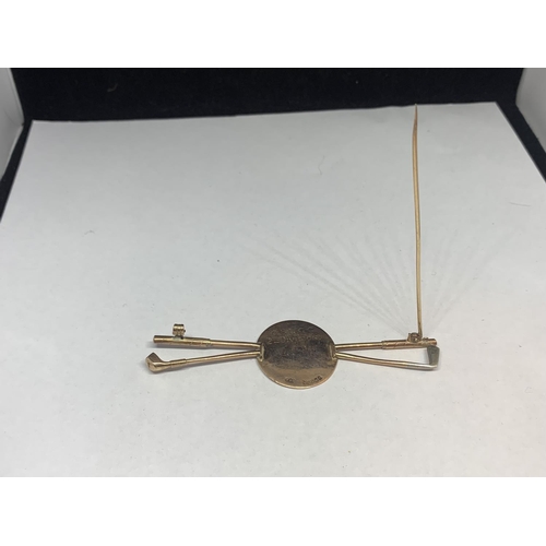 564 - A 9 CARAT GOLD BROOCH IN A GOLFING DESIGN IN A PRESENTATION BOX