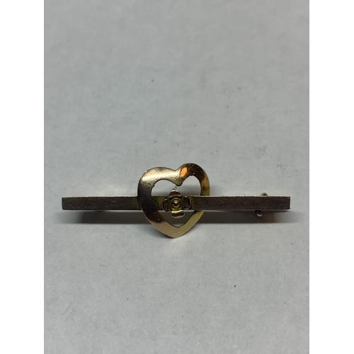 570 - A 9 CARAT GOLD PIN BADGE WITH HEART AND FLOWER DESIGN IN A PRESENTATION BOX