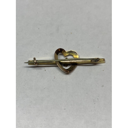 570 - A 9 CARAT GOLD PIN BADGE WITH HEART AND FLOWER DESIGN IN A PRESENTATION BOX