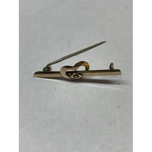 570 - A 9 CARAT GOLD PIN BADGE WITH HEART AND FLOWER DESIGN IN A PRESENTATION BOX