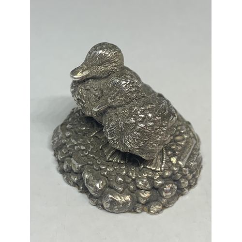 545 - A SILVER STATUE OF A PAIR OF DUCKS