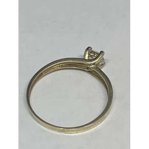 546 - A 9 CARAT GOLD RING WITH A CENTRE CLEAR STONE