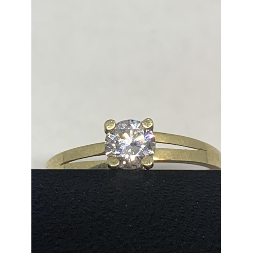 546 - A 9 CARAT GOLD RING WITH A CENTRE CLEAR STONE